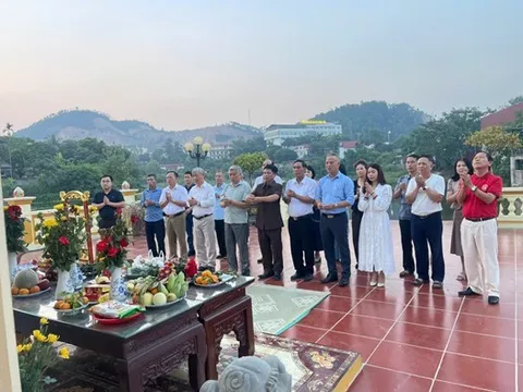 Câu lạc bộ Doanh nhân họ Phan Miền Bắc và Thân hữu cung tiến Hồng Chuông và trồng cây Sala tại đền La Phù