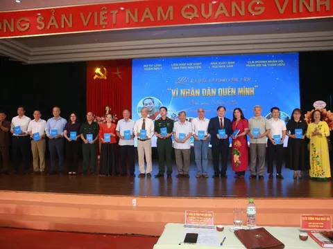 Ra mắt sách “Vì Nhân dân quên mình”: Xúc động khúc tráng ca về những vị tướng của lòng dân