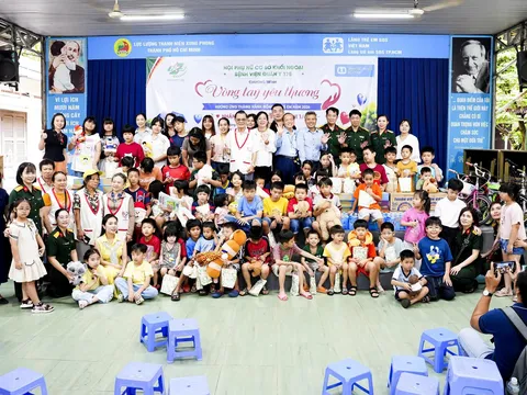 Hội Phụ nữ cơ sở Khối Ngoại - Bệnh viện Quân y 175 tổ chức chương trình "Vòng tay yêu thương"