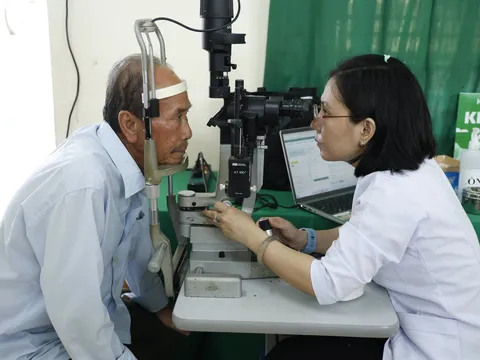 Tây Ninh: Xã Vĩnh Công tổ chức chương trình khám, tầm soát bệnh lý về mắt miễn phí cho người dân
