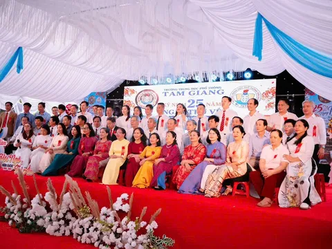 Trường THPT Tam Giang: Xúc động ngày trở về sau 25 năm của cựu học sinh niên khóa 1998 – 2001