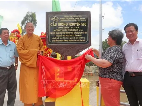 Những cây cầu nối triệu tấm lòng