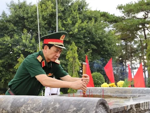 Đại tướng Phan Văn Giang dâng hương tưởng niệm các anh hùng liệt sĩ tại Lâm Đồng