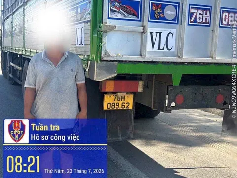 Ba tài xế xe tải bị xử phạt vì cản trở đoàn xe ưu tiên đang làm nhiệm vụ
