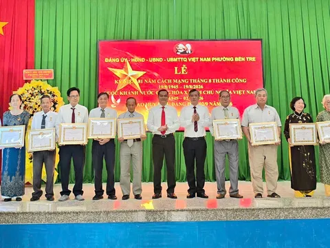 Phường Bến Tre họp mặt kỷ niệm 81 năm Cách mạng Tháng Tám,  Quốc khánh 2/9 và trao Huy hiệu Đảng