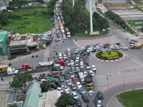 Cửa ngõ phía Đông TPHCM ùn tắc 10km, tài xế sốt ruột xuống xe đứng chờ