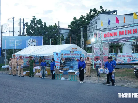 Những chai nước nghĩa tình của Công an tỉnh Đồng Tháp
