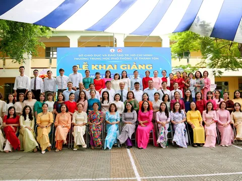 RỘN RÀNG TIẾNG TRỐNG KHAI TRƯỜNG TẠI TRƯỜNG THPT LÊ THÁNH TÔN