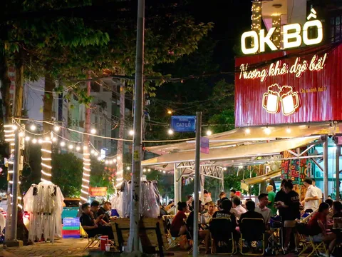 Phản ánh tình trạng quán nhậu OK Bồ lấn chiếm vỉa hè tại ngã tư Tạ Quang Bửu - Cao Lỗ, người dân mong chính quyền sớm kiểm tra, xử lý