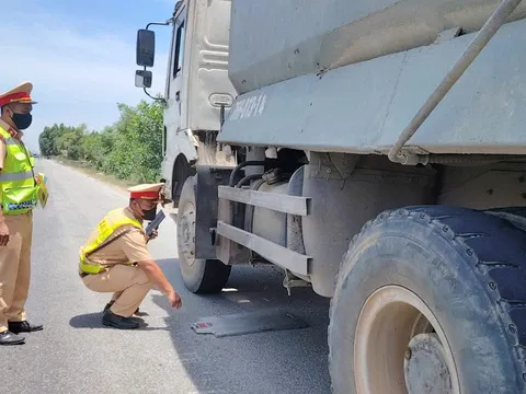 Loạt xe ben 30 tấn chở đất ghi chữ 'bình phong' phía trước chạy vào đường cấm ở Đà Nẵng