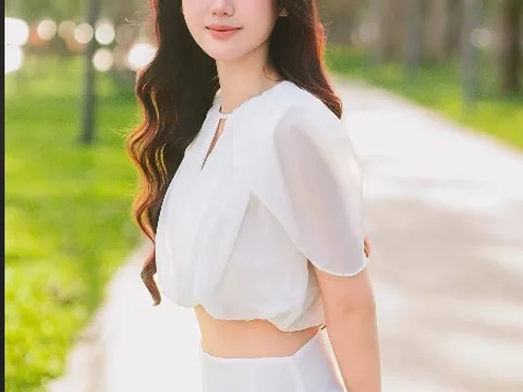 Cận cảnh nhan sắc nàng Á hậu Huế sở hữu IELTS 8.0, sáng lập dự án “Tiếng Anh cho em”